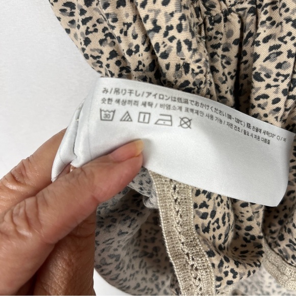 Abercrombie & Fitch Women's Deep V-Neck Y2K Tan Black Cheetah Blouse Top Medium - Picture 9 of 9